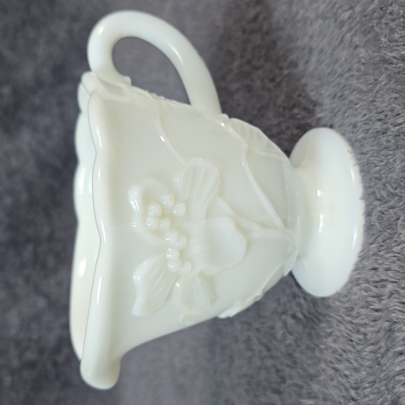 Vintage Cream Pitcher w/Embossed Flower & Leaf Patterns Scalloped Edge T7 - Picture 2 of 6